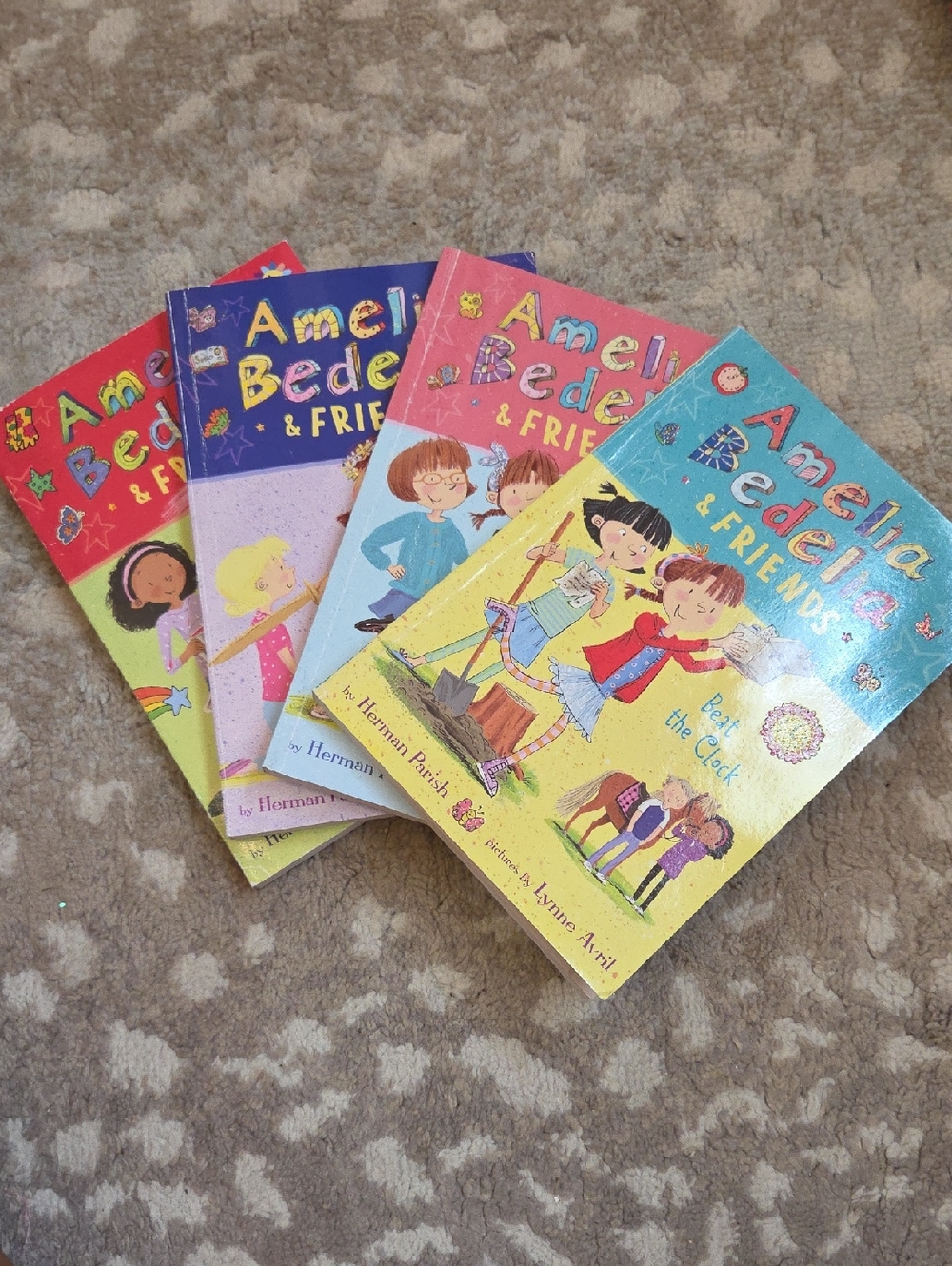 📚 BOOK SET OF 4 AMELIA BEDELIA & FRIENDS